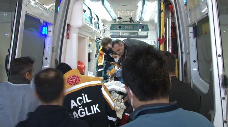 Depremde yaralanan 4 kişi, ambulans uçakla Ankara'ya getirildi