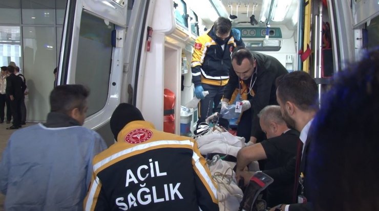 Depremde yaralanan 4 kişi, ambulans uçakla Ankara'ya getirildi