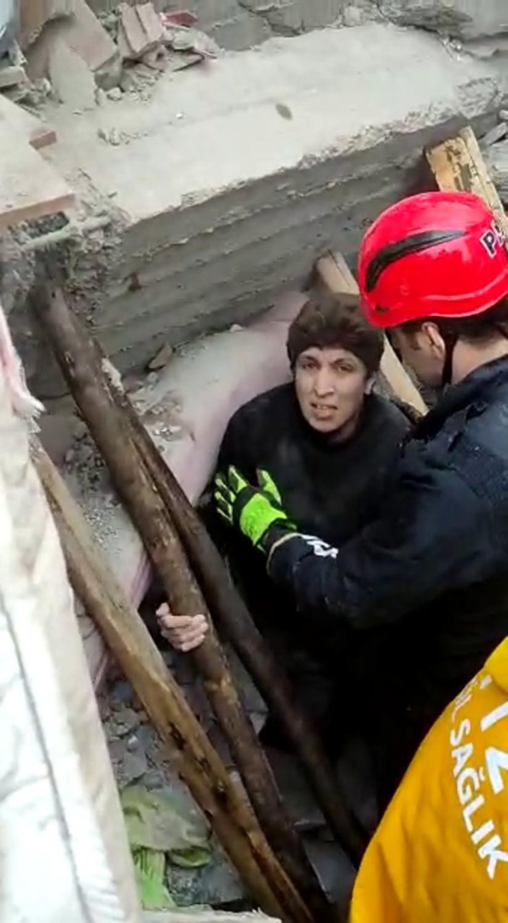 Erzurum'dan giden AFAD ve PAK, 9 vatandaşı enkazdan sağ çıkardı