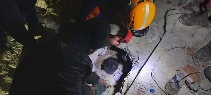 Erzurum'dan giden AFAD ve PAK, 9 vatandaşı enkazdan sağ çıkardı