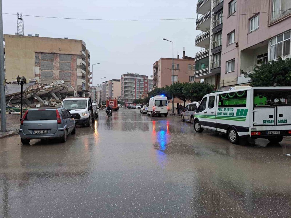 Hatay’da depremin yıkımı gün ağarınca ortaya çıktı