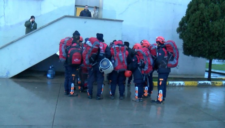 İstanbul'dan deprem bölgesine arama kurtarma ekipleri gidiyor