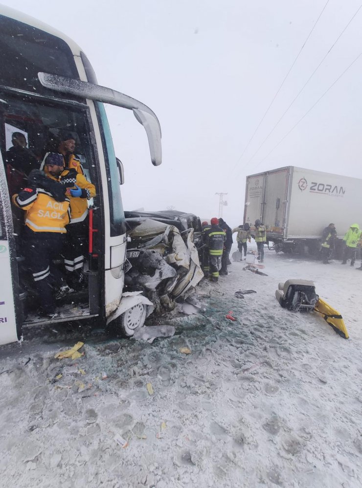 11 aracın karıştığı zincirleme kazada 2 kişi yaşamını yitirdi, 6 kişi yaralandı