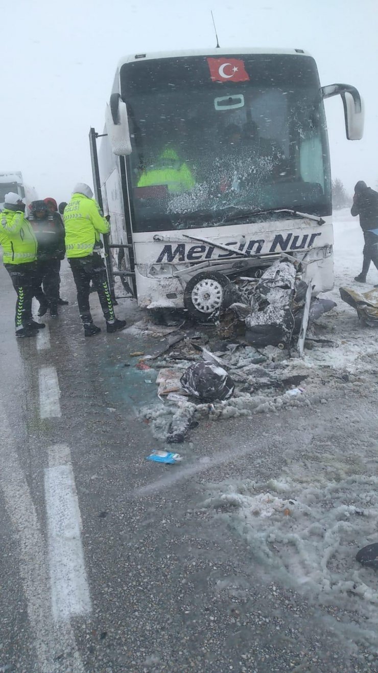 11 aracın karıştığı zincirleme kazada 2 kişi yaşamını yitirdi, 6 kişi yaralandı