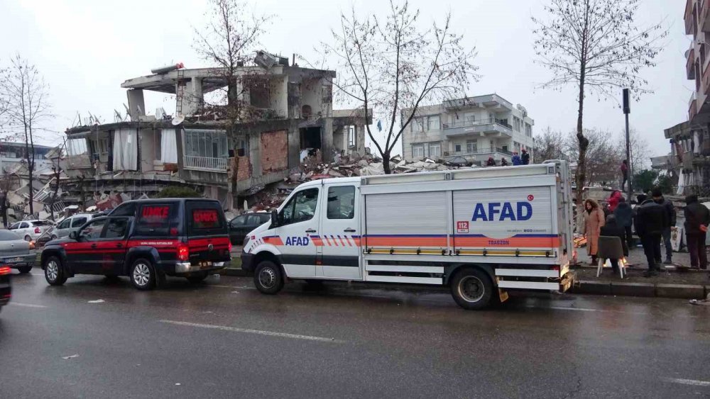 Adıyaman'da enkazda arama çalışmaları devam ediyor