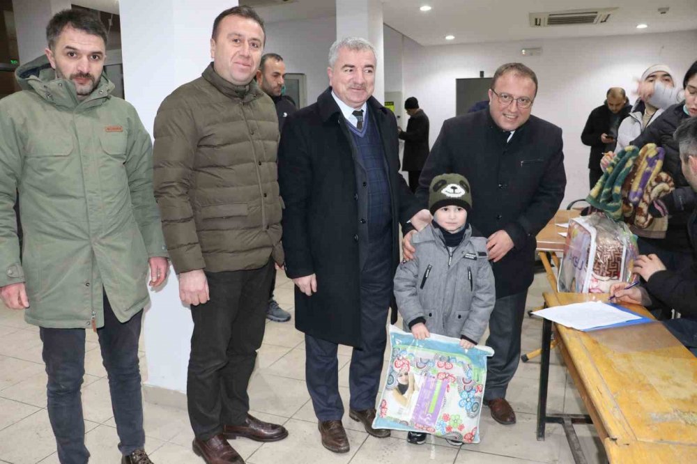 Deprem bölgesine yardım tırı