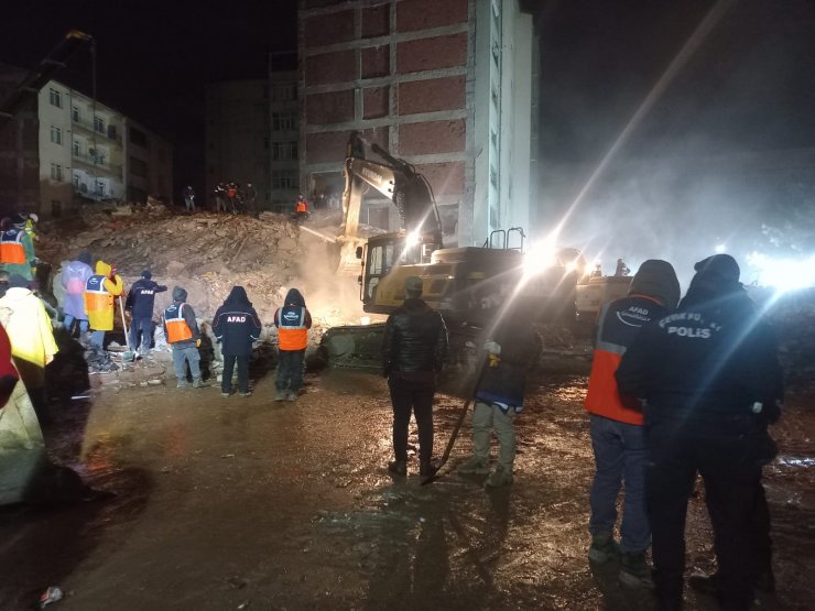 Enkaz çalışmasında doğalgaz sızıntısı