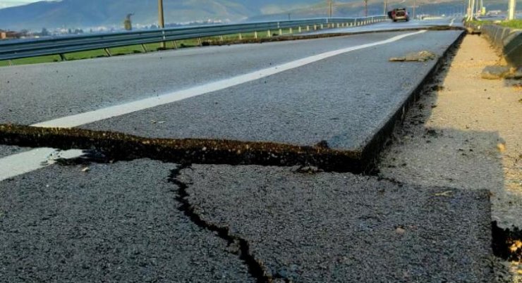 Hatay Havalimanı yolunda derin çatlaklar oluştu