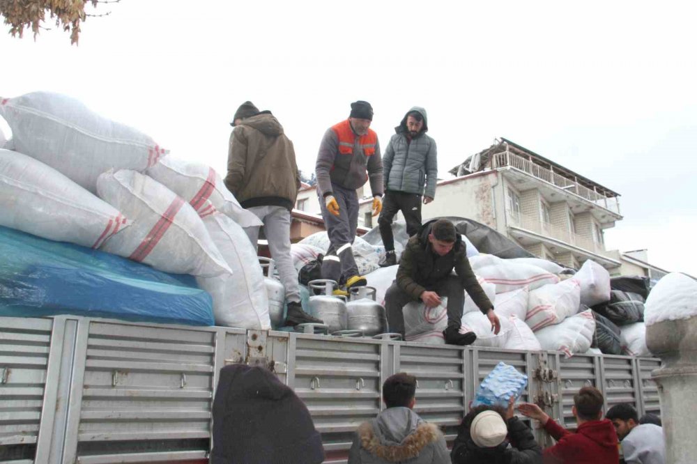 Konya Beyşehir’den Hatay’a 6 tır dolusu yardım malzemesi