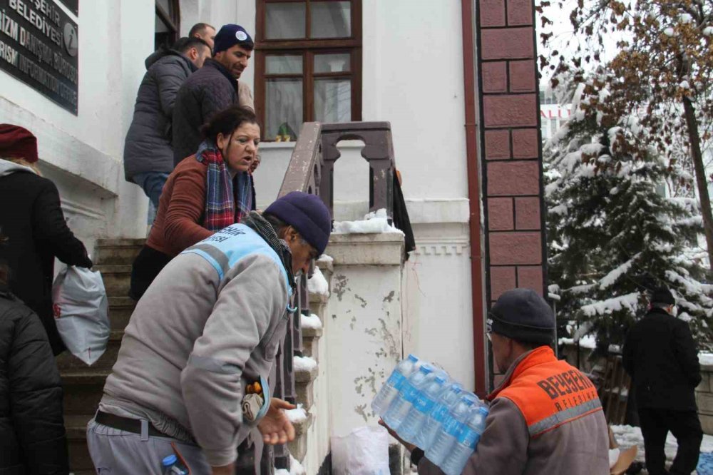 Konya Beyşehir’den Hatay’a 6 tır dolusu yardım malzemesi