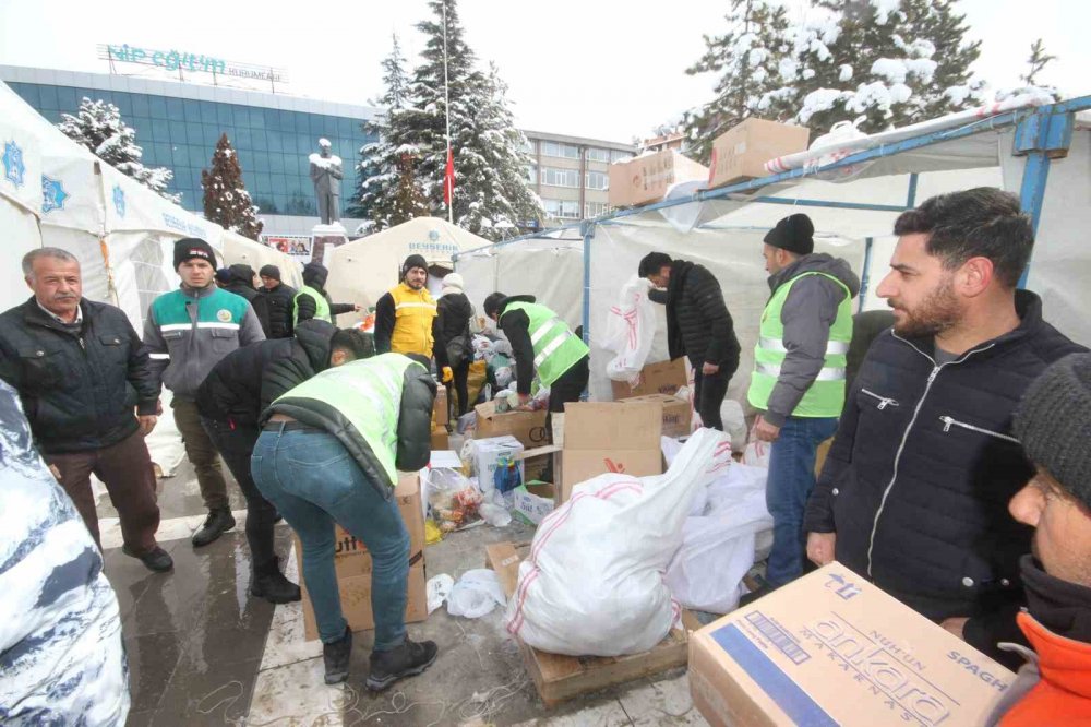 Konya Beyşehir’den Hatay’a 6 tır dolusu yardım malzemesi