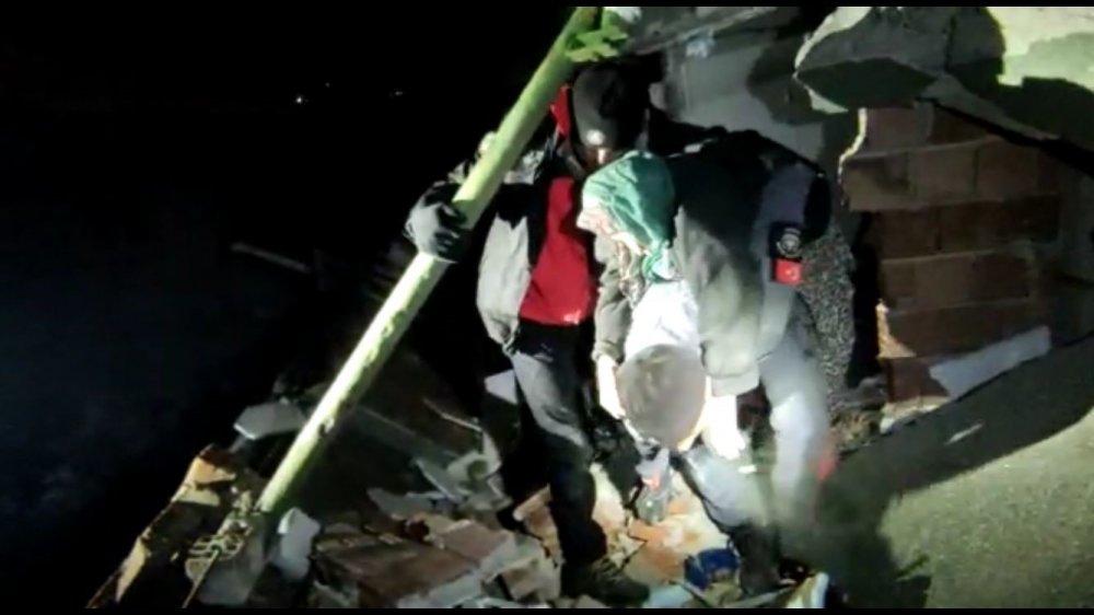 Konya Polisi Malatya'da enkazda mahsur kalan 4 kişilik aileyi kurtardı