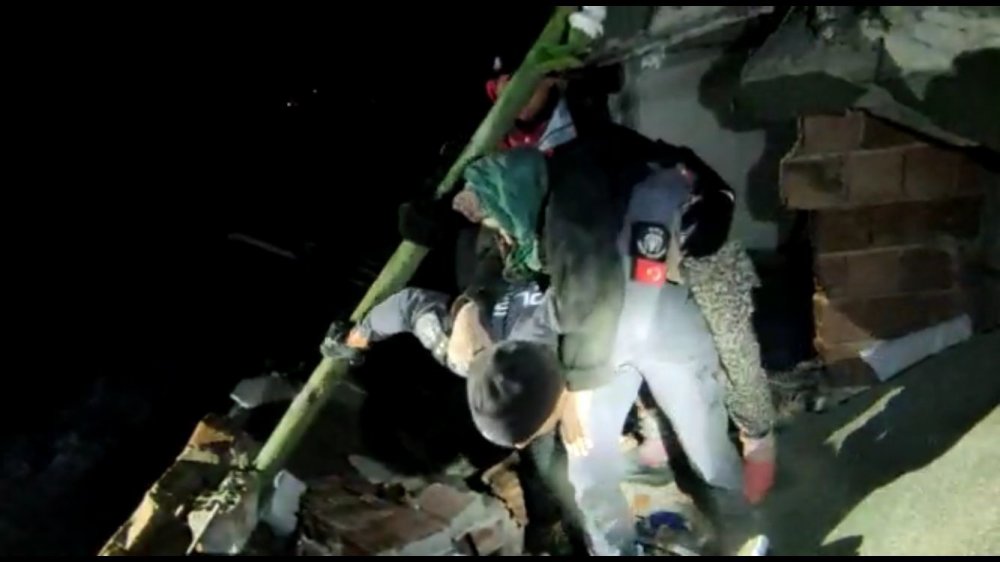 Konya Polisi Malatya'da enkazda mahsur kalan 4 kişilik aileyi kurtardı