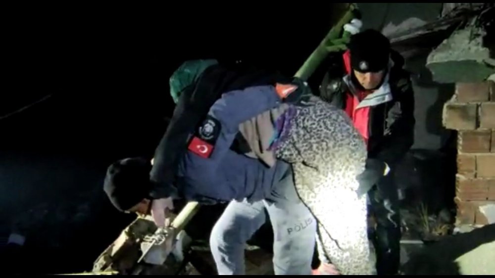 Konya Polisi Malatya'da enkazda mahsur kalan 4 kişilik aileyi kurtardı