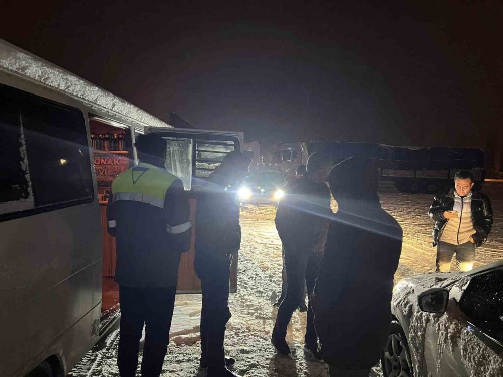 Konya’da yolda mahsur kalanlar okul pansiyonlarında konaklatıldı