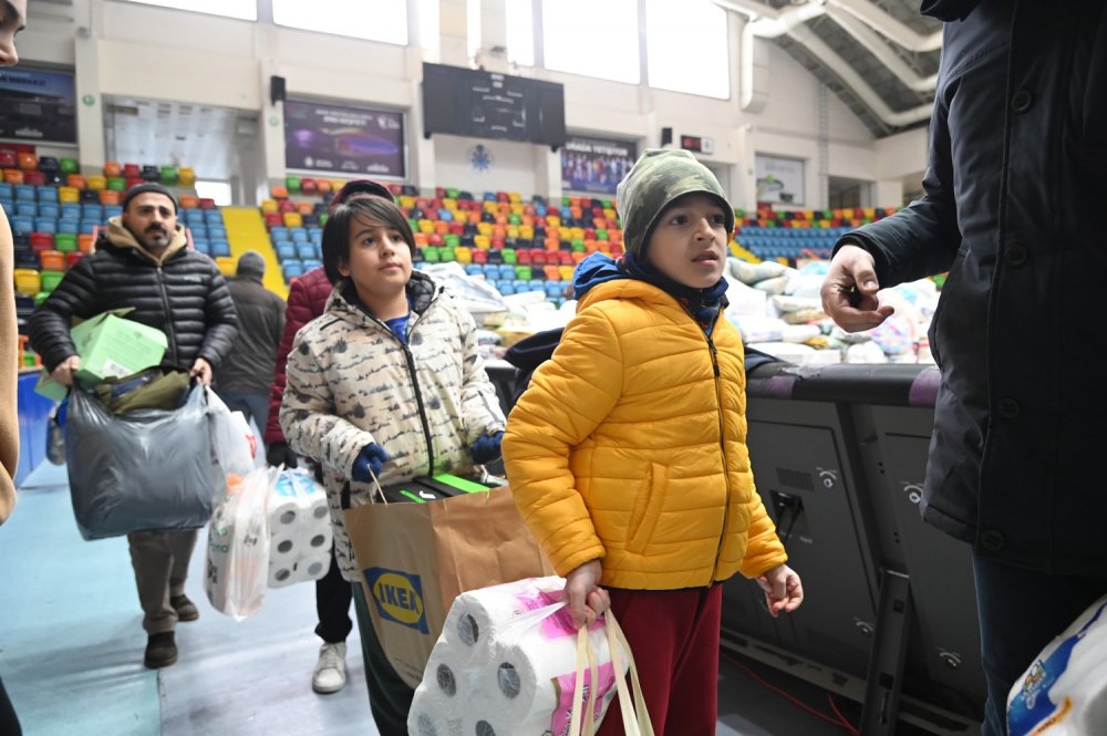 Konya'dan deprem bölgesine 7 TIR yardım malzemesi