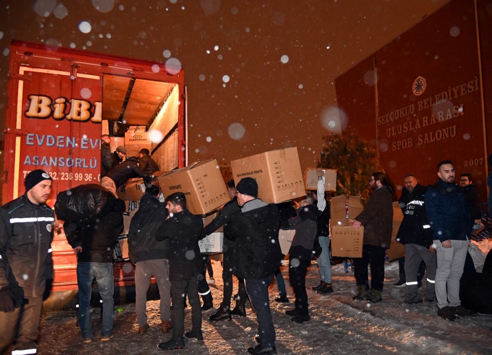 Konya'dan deprem bölgesine 7 TIR yardım malzemesi