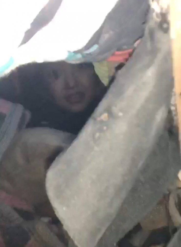 52'nci saatte enkazdan kurtarıldı