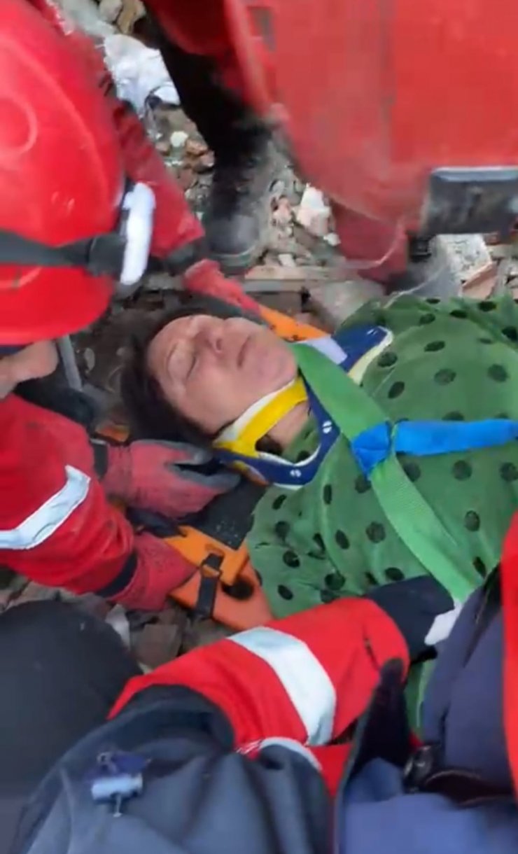 52'nci saatte enkazdan kurtarıldı