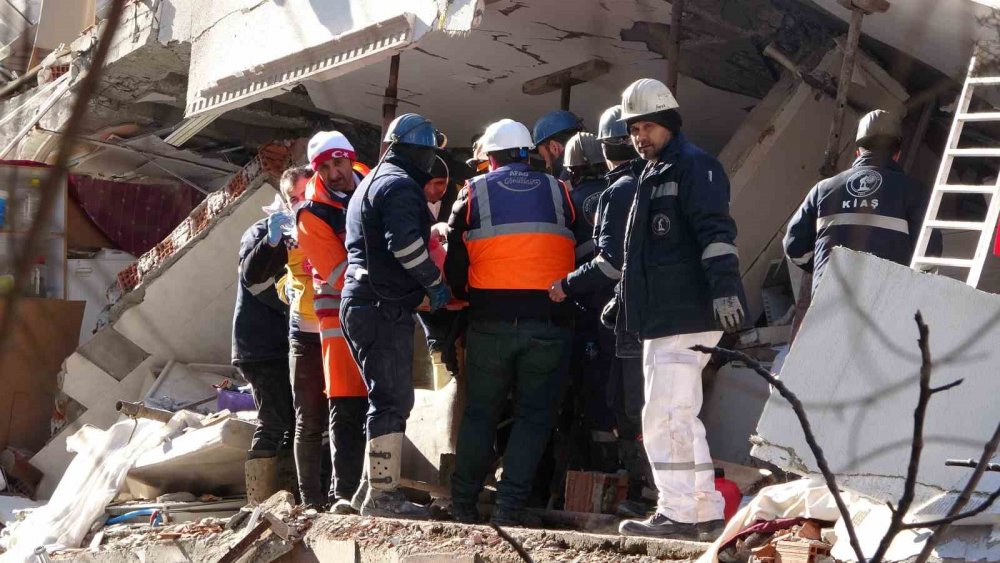 59 saat sonra enkaz altından çıkarıldı