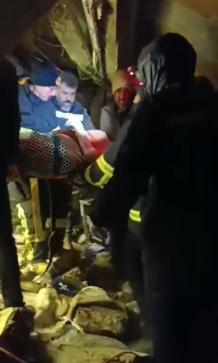 Adıyaman’da anne ve kızı, saatlerce süren çalışmanın ardından enkaz altından sağ kurtarıldı