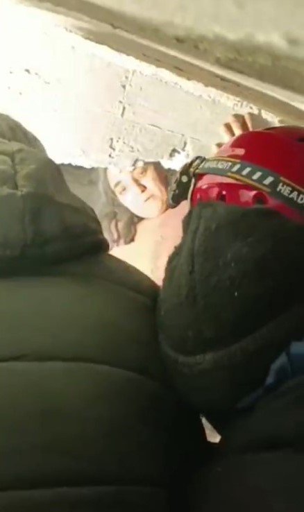Adıyaman’da anne ve kızı, saatlerce süren çalışmanın ardından enkaz altından sağ kurtarıldı
