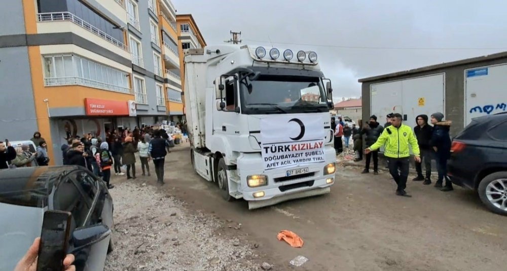 Ağrı’da deprem bölgesine yardımlar hız kesmeden devam ediyor