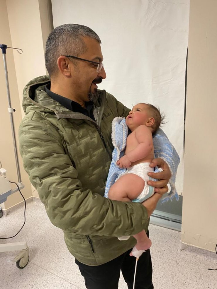 Azra bebek, 30 saat sonra annesi ve ablası ile enkazdan kurtarıldı