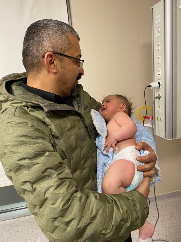 Azra bebek, 30 saat sonra annesi ve ablası ile enkazdan kurtarıldı