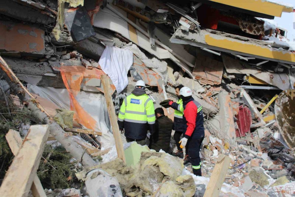 Enkazdan ses duydular, birbirlerine sarıldılar