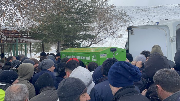 Hatay'da enkaz altında kalan anne ve 3 çocuğu, Niğde’de toprağa verildi