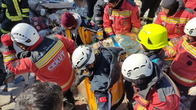 Kahramanmaraş'ta muhabbet kuşuyla kurtarılan Berat'ın annesi de enkazdan sağ çıkarıldı