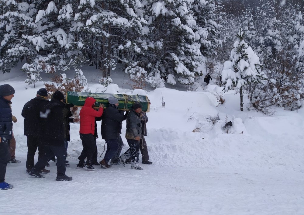 Kar sebebiyle mahsur kalan cenaze, yolun açılmasıyla defnedildi