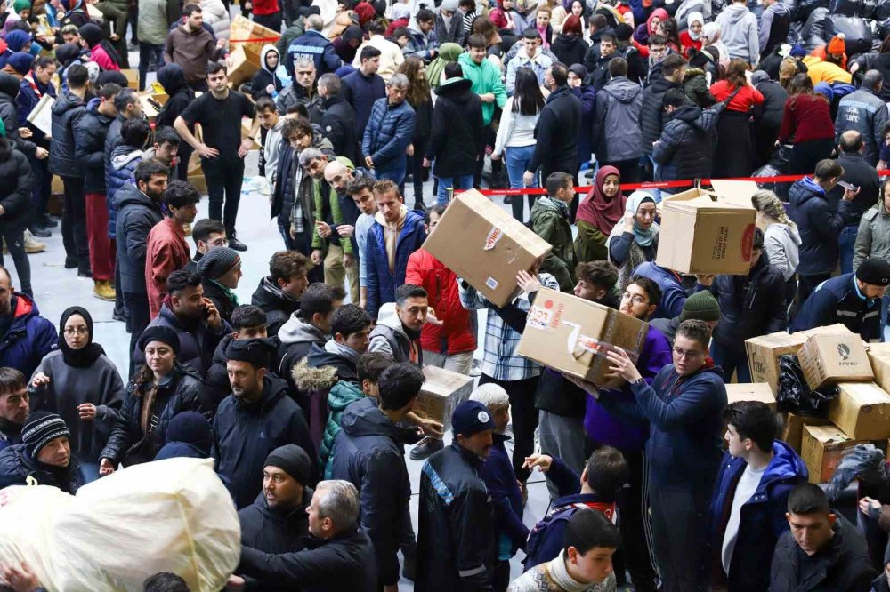 Konya ekipleri enkazdan 61 vatandaşı canlı çıkardı