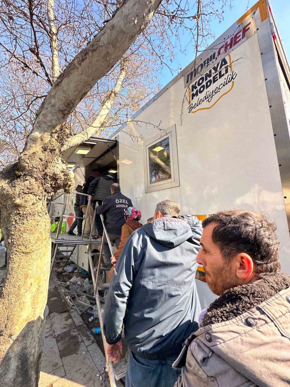 Konya ekipleri enkazdan 61 vatandaşı canlı çıkardı