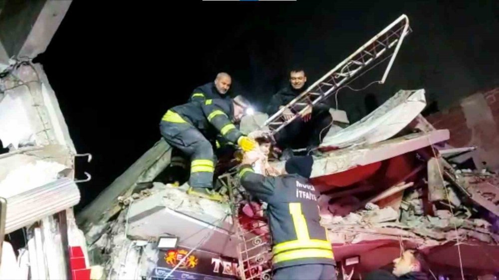 Masal bebek enkaz altından 44 saat sonra sağ çıkarıldı