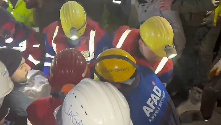 8 katlı binanın enkazından 70 saat sonra sağ çıktı