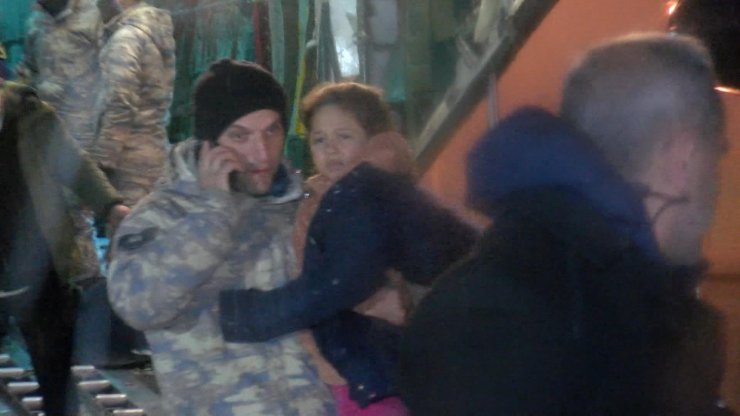 Adana ve Kahramanmaraş'tan 83 depremzede uçakla İstanbul'a getirildi