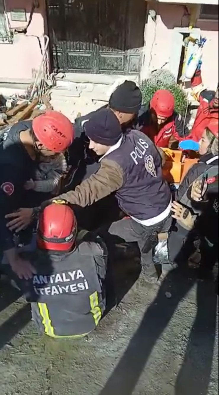 Anne ve 1 yaşındaki Rami de sağ çıkarıldı