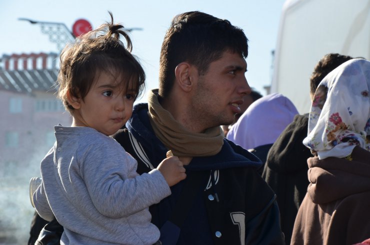 Antalya'ya getirilen depremzedeler, otellere yerleştiriliyor