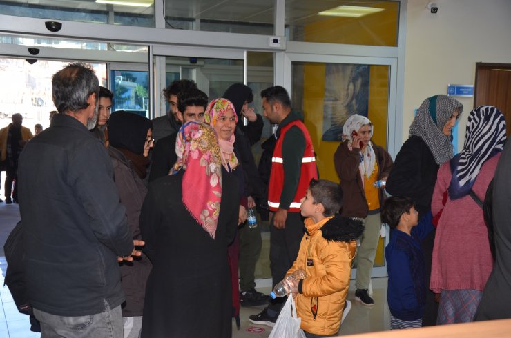 Antalya'ya getirilen depremzedeler, otellere yerleştiriliyor