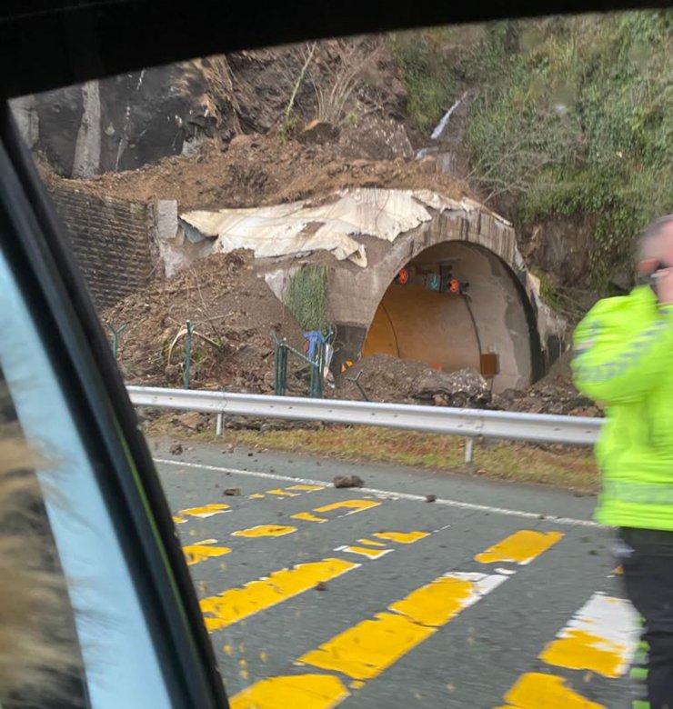 Artvin'de tünel girişinde heyelan