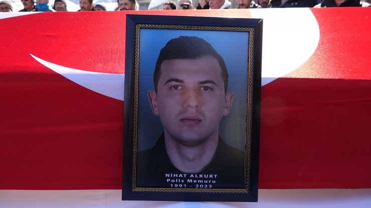 Depremde ölen polis memuru ve 2 yaşındaki kızı toprağa verildi