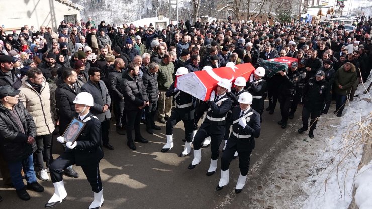 Depremde ölen polis memuru ve 2 yaşındaki kızı toprağa verildi