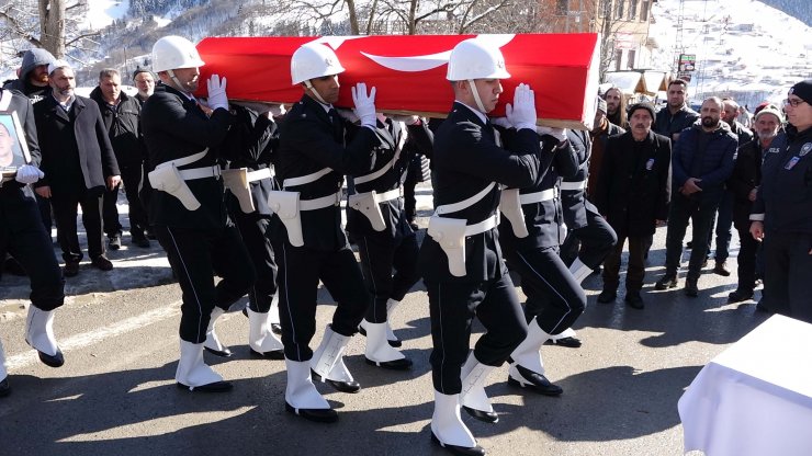 Depremde ölen polis memuru ve 2 yaşındaki kızı toprağa verildi