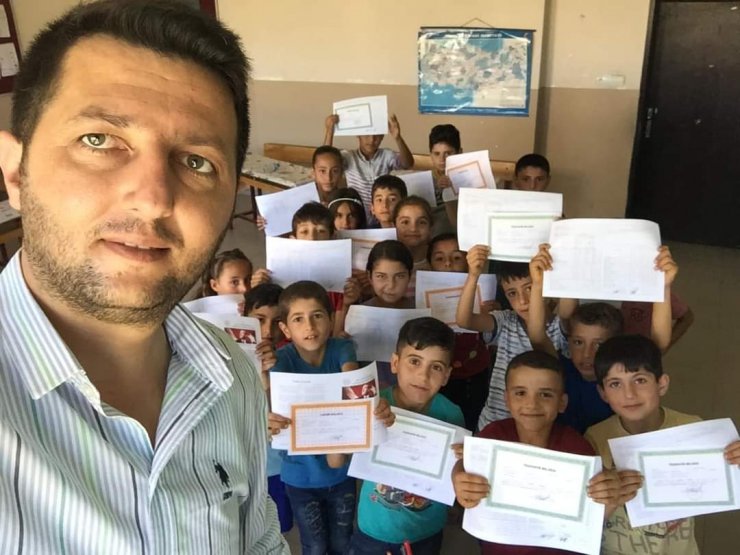 Depremde ölen Uğur öğretmen ile 2 çocuğu toprağa verildi