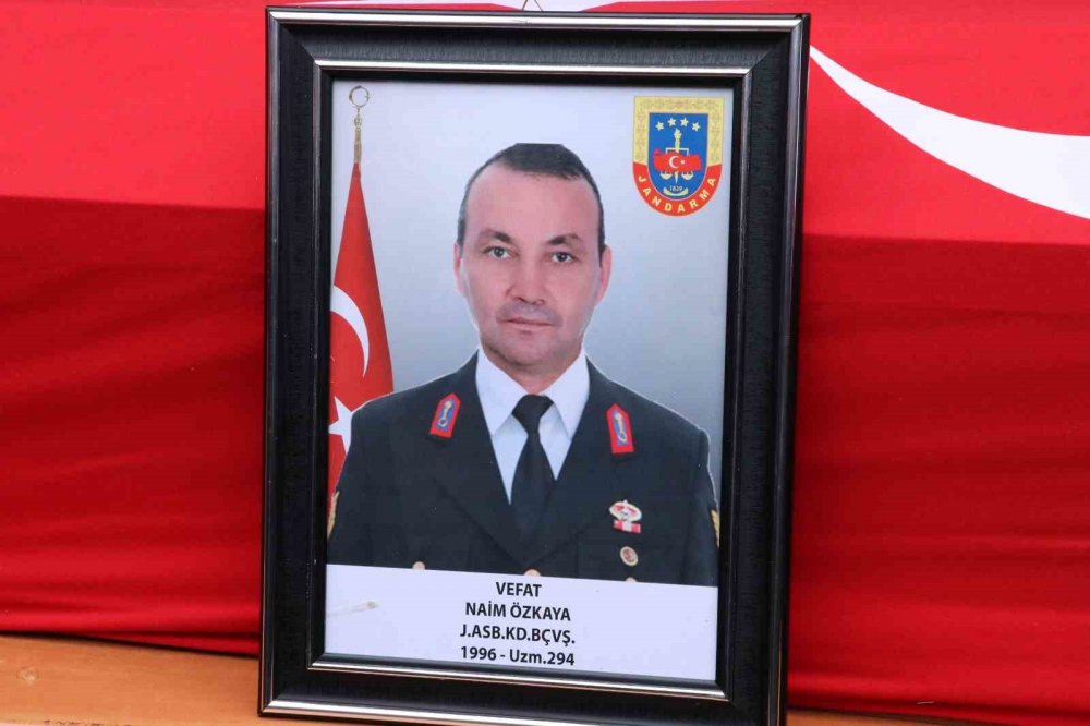 Depremde yaşamını kaybeden astsubay ve annesi toprağa verildi