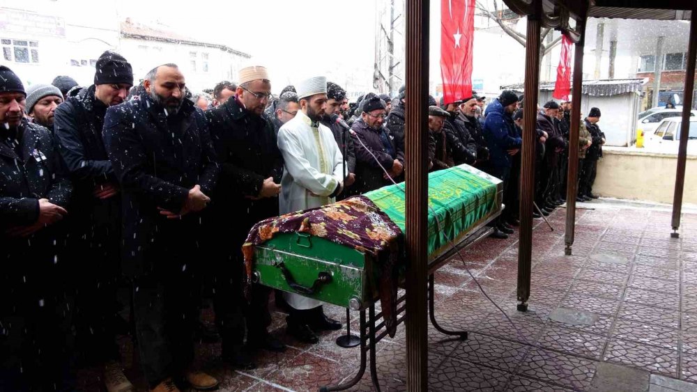 Depremde yaşamını kaybeden astsubay ve annesi toprağa verildi