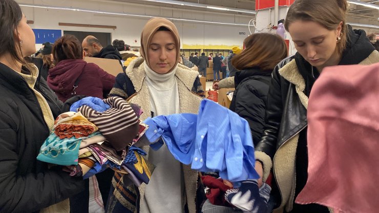 Depremden kurtulan Hatice öğretmen, yardıma koştu