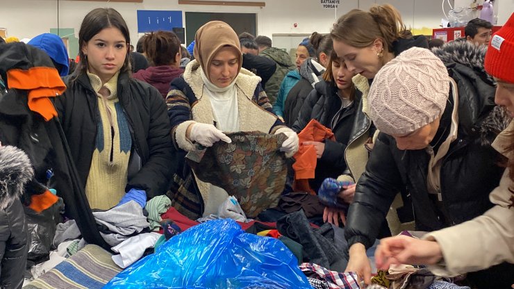 Depremden kurtulan Hatice öğretmen, yardıma koştu
